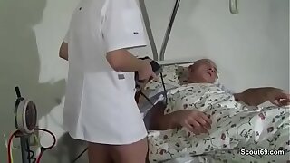 Krankenschwester hilft alten Patienten mit einem Fick im KH